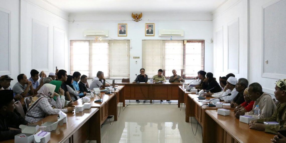 DPRD KOTA CIREBON MENERIMA AKSI UNJUK RASA DARI PAGUYUBAN RUKUN WARGA MASYARAKAT KELURAHAN DRAJAT KOTA CIREBON