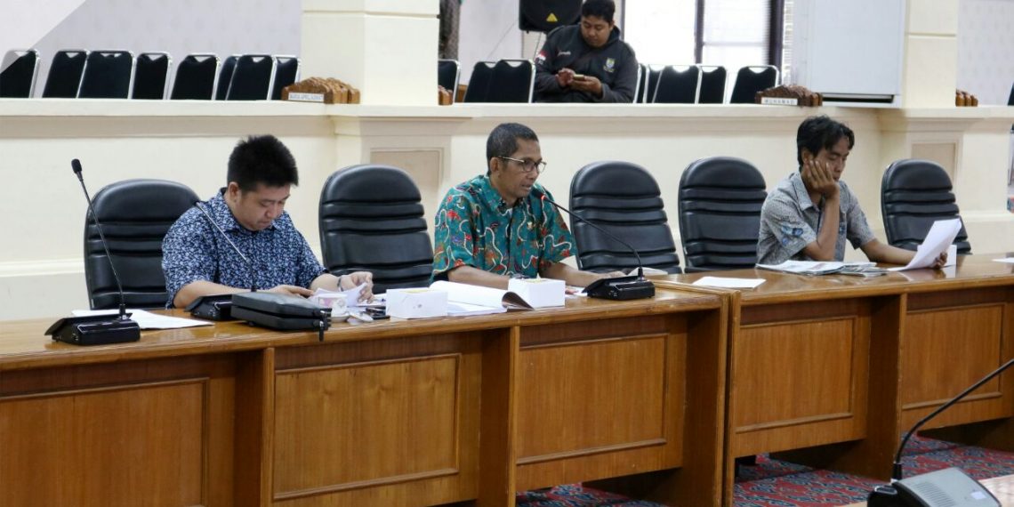 MENINDAKLANJUTI SURAT WALIKOTA CIREBON TERKAIT PERSETUJUAN TUKAR MENUKAR TANAH, KOMISI I DPRD KOTA CIREBON ADAKAN RAPAT KERJA