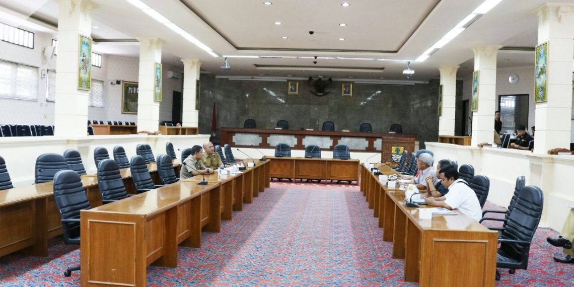 KOMISI II DPRD KOTA CIREBON ADAKAN RAPAT KERJA DENGAN DPUPR TERKAIT DENGAN PELAKSANAAN APBD MURNI TAHUN 2018.