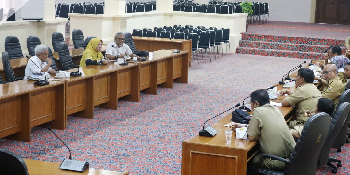 Komisi II DPRD Kota Cirebon mengadakan Rapat Kerja Evaluasi Kinerja DPUPR