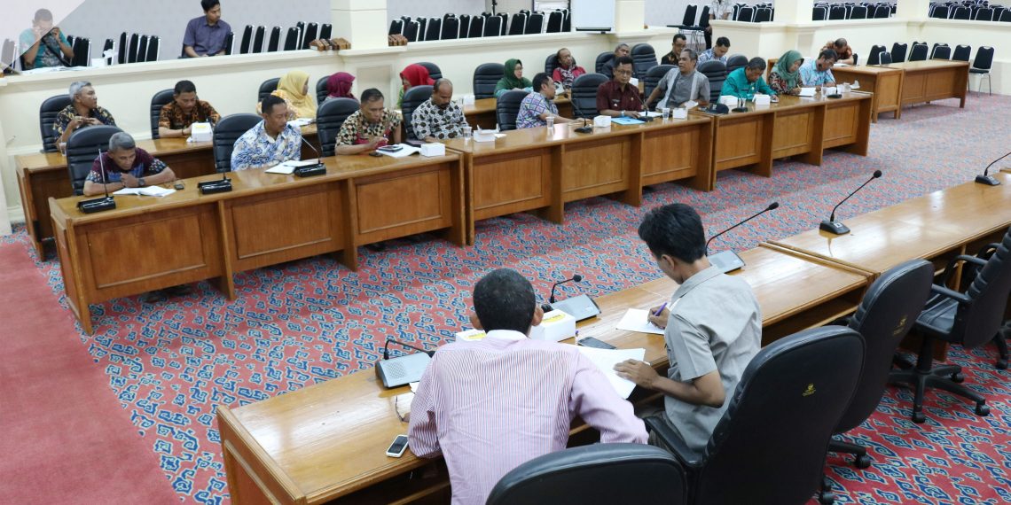 Komisi I DPRD Kota Cirebon rapat kerja dengan Camat dan Lurah Se-Kota Cirebon membahas pencalegan Ketua RT dan RW di 2019