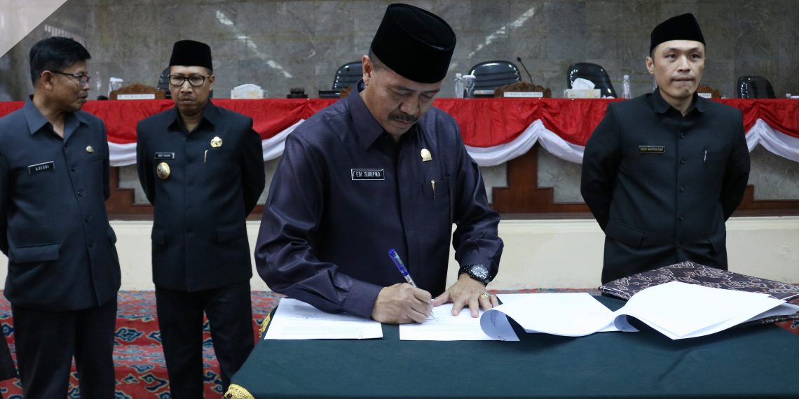 DPRD Kota Cirebon adakan rapat paripurna terkait persetujuan Raperda Perubahan APBD Kota Cirebon Tahun Anggaran 2018, Pengelolaan Sampah dan Raperda Penambahan Penyertaan Modal Pemda Kota Cirebon Pada PT. Bank Pembangunan Daerah Jawa Barat dan Banten, Tbk