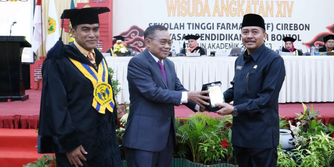 Ketua DPRD Kota Cirebon hadiri Wisuda XIV Sekolah Tinggi Farmasi (STF) Cirebon Yayasan Pendidikan Imam Bonjol