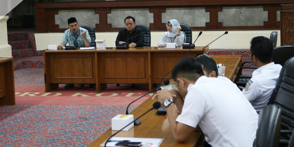 Komisi I DPRD Kota Cirebon memanggil direksi PT KAI Daop 3 Cirebon terkait sengketa kepemilikan lahan
