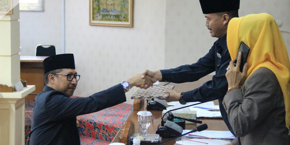 DPRD Kota Cirebon setujui Rancangan R-APBD Kota Cirebon T.A 2019 untuk ditetapkan menjadi Peraturan Daerah