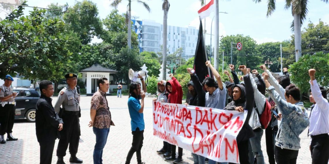 DPRD Kota Cirebon menerima aksi dari Gerakan Mahasiswa Sosialis (Gemsos).