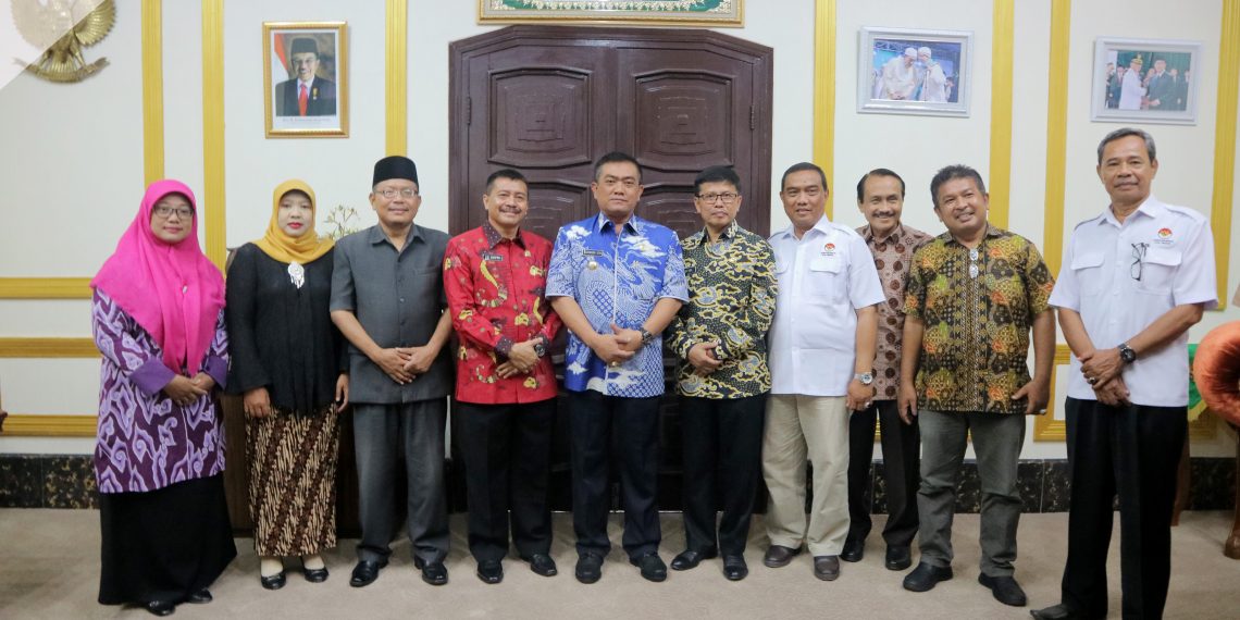 Ketua DPRD menghadiri Pelantikan PAW Komisi Informasi Publik Kota Cirebon