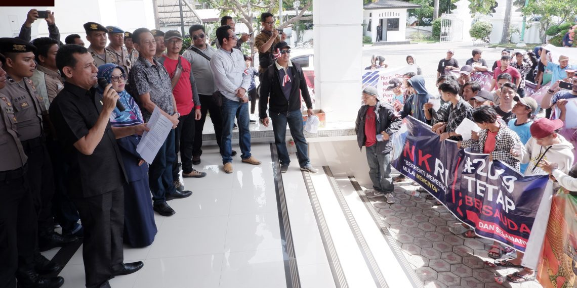 DPRD Kota Cirebon menerima unjuk rasa Komunitas Masyarakat Peduli Kebhinekaan