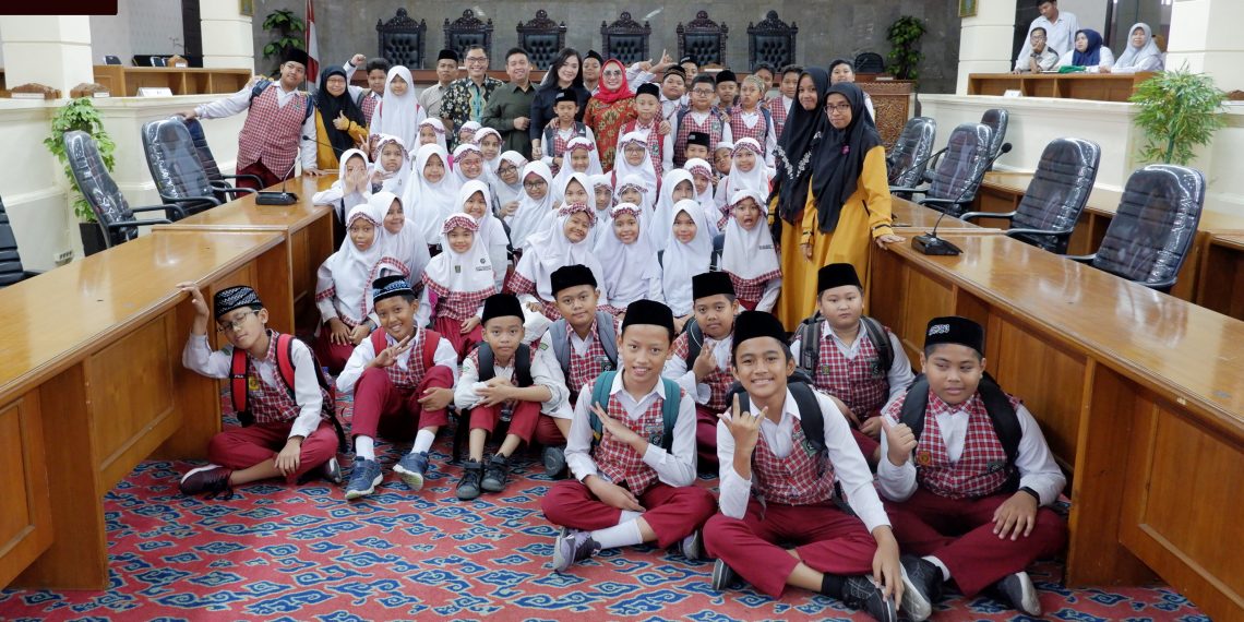 Anggota DPRD Beri Motivasi Siswa MI Darul Hikmah