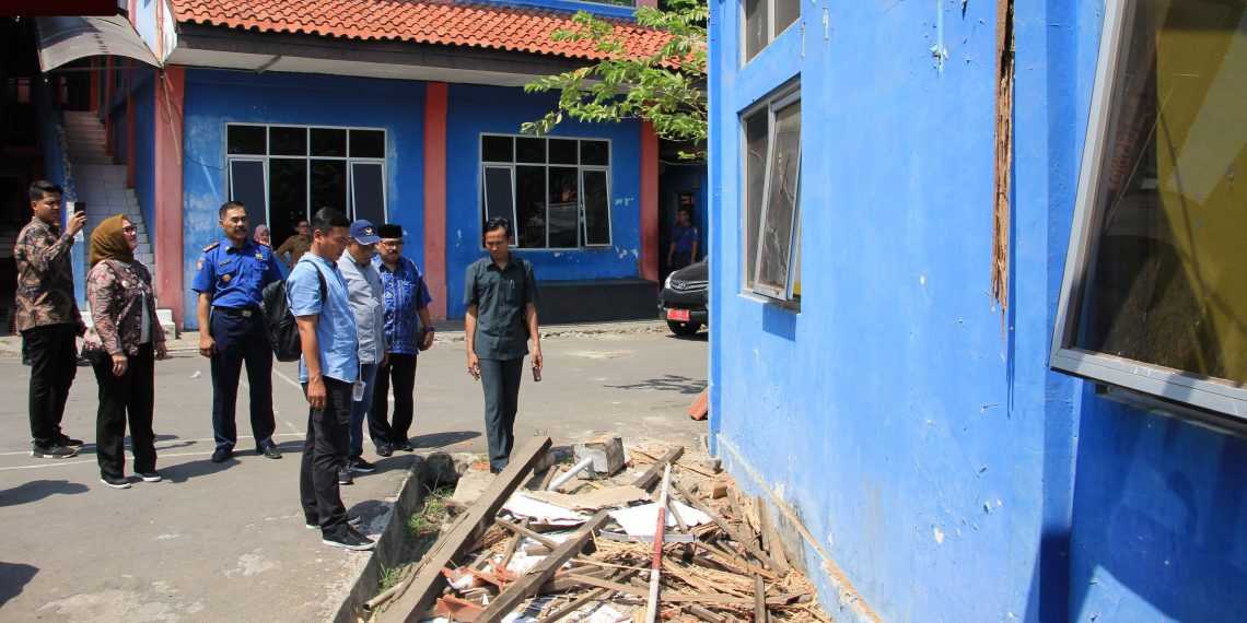 Komisi II Tinjau Kondisi Gedung Dinas Damkar yang Ambruk