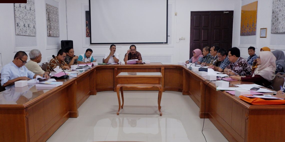 Rapat Kerja dengan DPKUKM, Komisi II Kritisi Penataan PKL