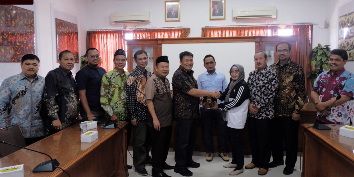 Menerima Kunjungan Kerja