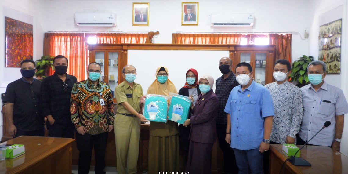 DPRD Kota Cirebon Serahkan Bantuan APD untuk RSDGJ dan Dinkes