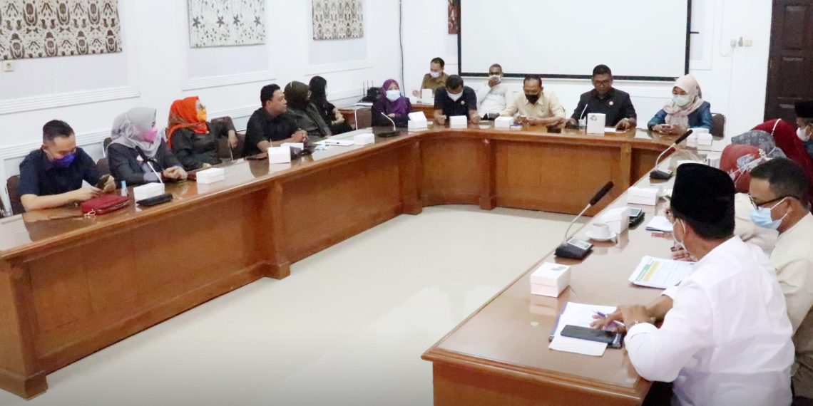 Rapat kerja Komisi III DPRD Kota Cirebon dengan Kantor Cabang Dinas Pendidikan (KCD) X Jawa Barat