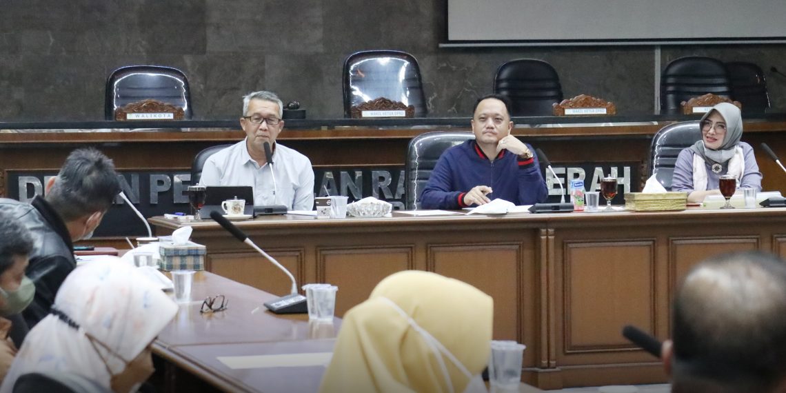 Tim Asistensi Pemkot Cirebon Sampaikan Ekspos LKPj Walikota Cirebon 2021 kepada Pansus DPRD