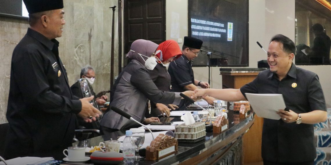 Beri Pemandangan Fraksi atas Dua Raperda dan Usulkan Empat Raperda Baru