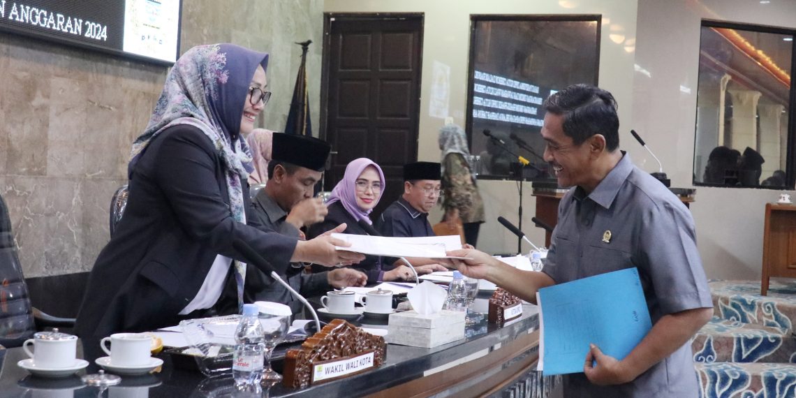 Fraksi DPRD Kota Cirebon Sampaikan Pemandangan Umum Raperda APBD 2024