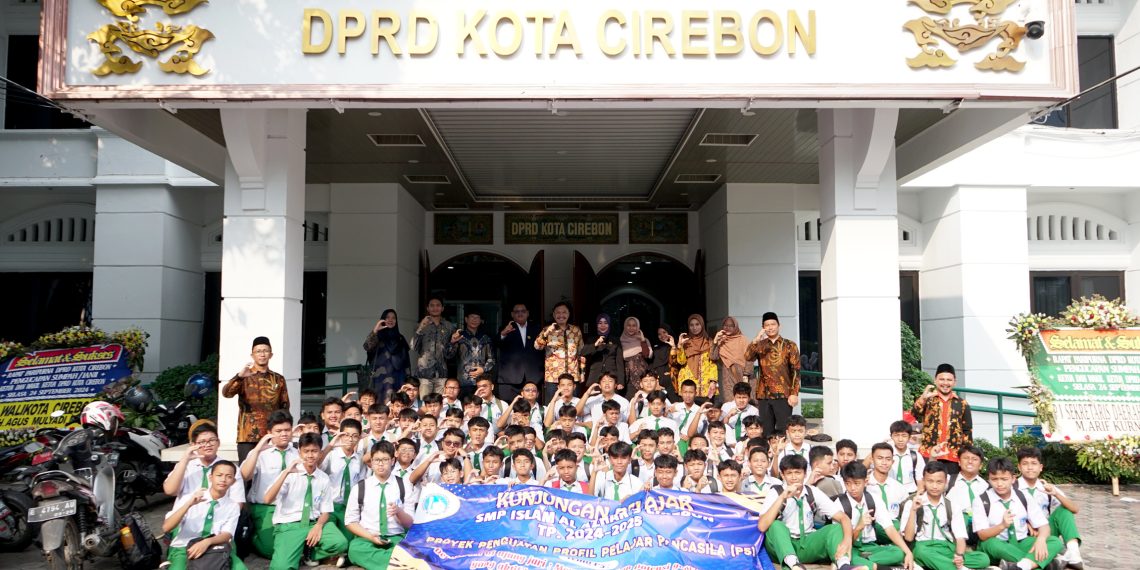 DPRD Kota Cirebon Edukasi Ratusan Siswa SMP tentang Tugas dan Fungsi Dewan