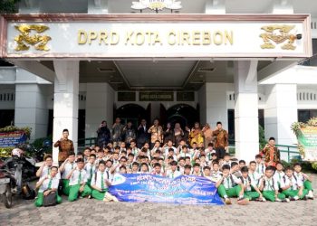 DPRD Kota Cirebon Edukasi Ratusan Siswa SMP tentang Tugas dan Fungsi Dewan