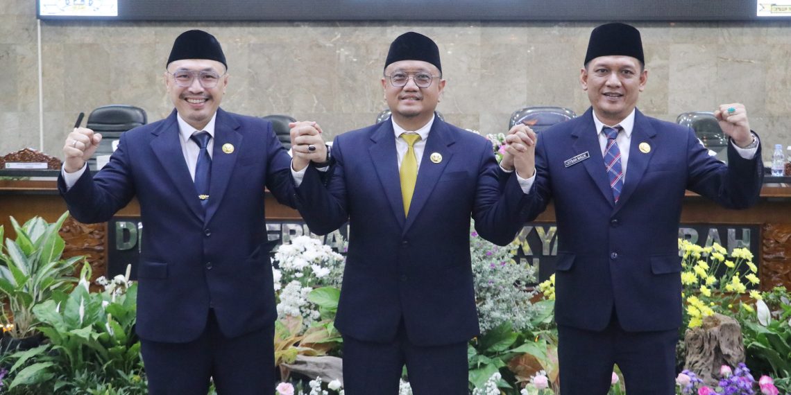Pengucapan Sumpah Janji Ketua dan Wakil Ketua DPRD Kota Cirebon Berlangsung Khidmat