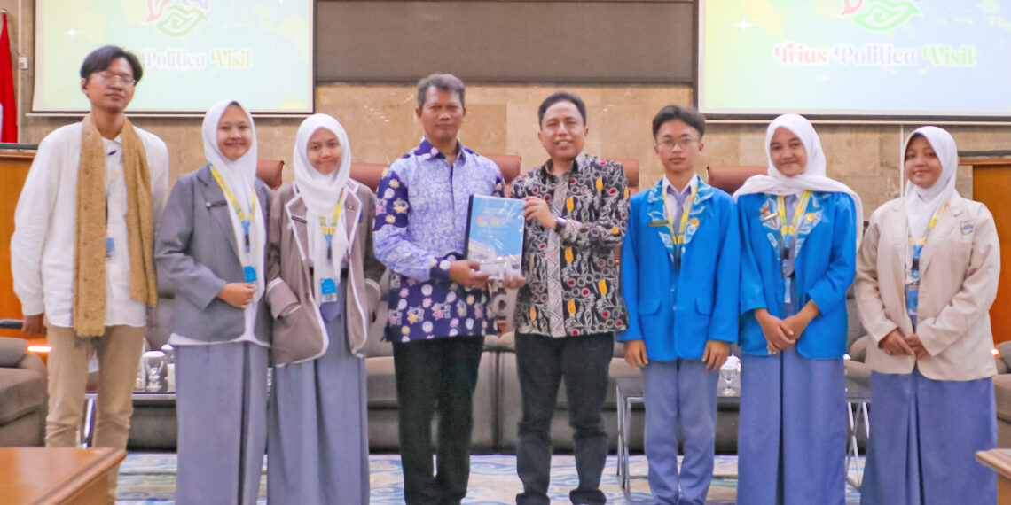 DPRD Cirebon Terima Kunjungan Pelajar, Bahas Fungsi Legislatif dan Politik