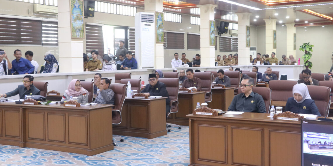 Fraksi-fraksi DPRD Sampaikan Pemandangan Umum terhadap Raperda Perseroda BPR dan PP APBD Tahun 2024