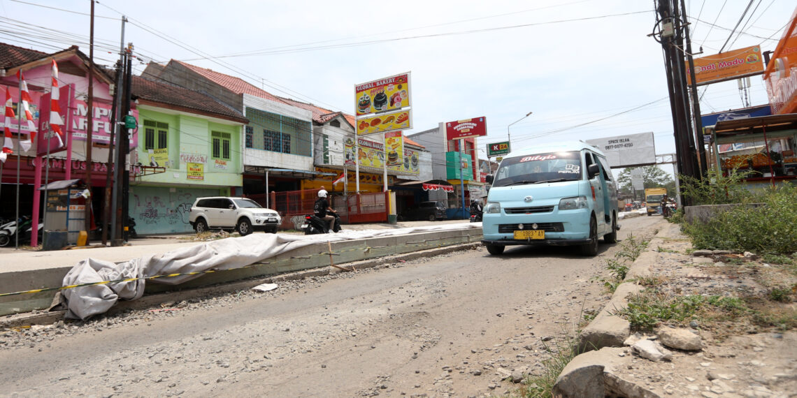 Komisi II DPRD Kota Cirebon Tinjau Progres Betonisasi Jalan Ciremai Raya