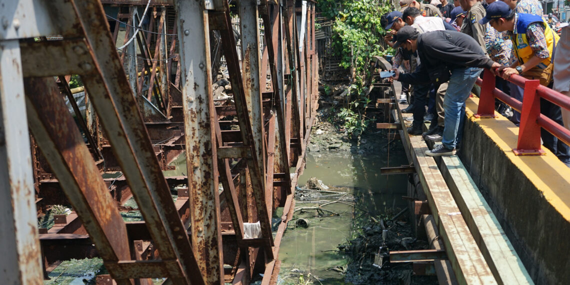Rencana Normalisasi Sungai Sukalila, Ketua DPRD Tinjau Pengambilan Sampel Sedimentasi
