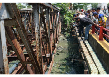 Rencana Normalisasi Sungai Sukalila, Ketua DPRD Tinjau Pengambilan Sampel Sedimentasi